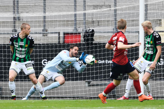 GAIS målvakt Tommi Vaiho räddar ett skott