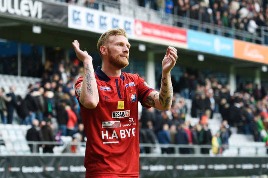Örgrytes Fredrik Björck tackar publiken