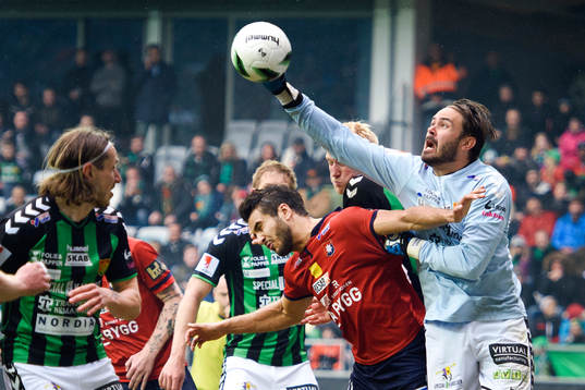 GAIS målvakt Tommi Vaiho boxar undan en boll bakom