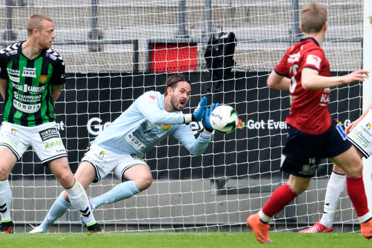 GAIS målvakt Tommi Vaiho räddar ett skott