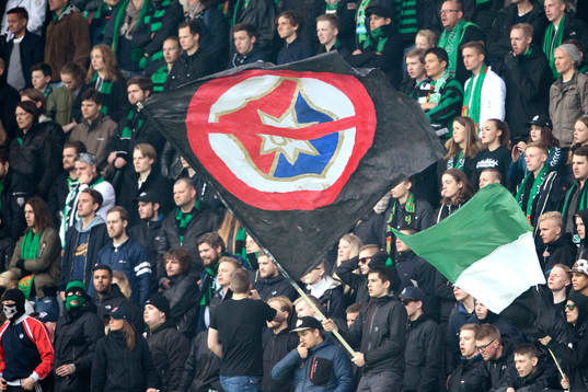 GAIS supportrar har en flagga med en symbol om förbund mot