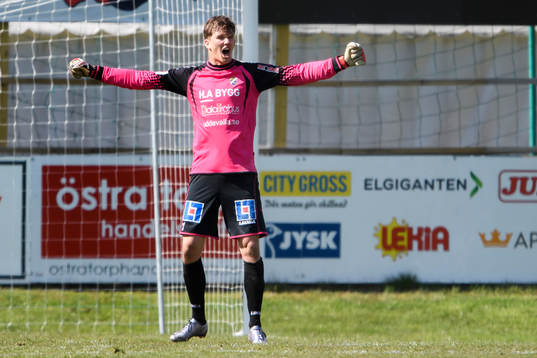 Ljungskiles målvakt August Strömberg jublar