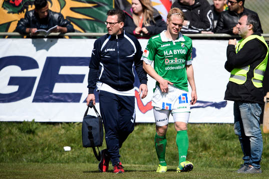 Ljungskiles Linus Tornblad lämnar planen skadad