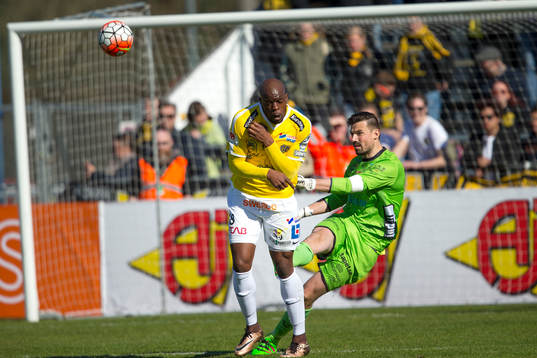 Falkenbergs Hakeem Araba och Elfsborgs målvakt Kevin Stuhr