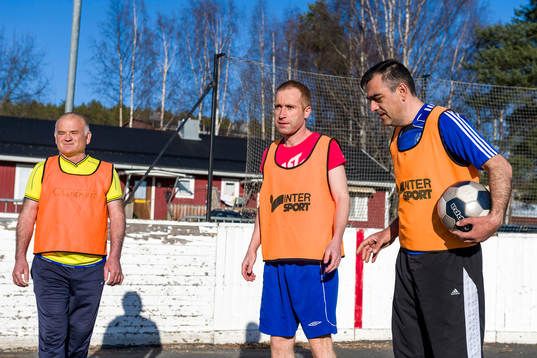 Spelare från Harads United tränar på asfalt på gammal