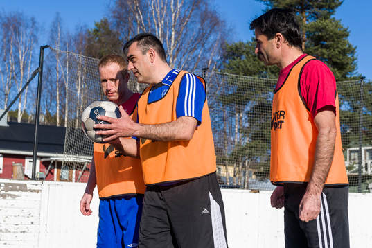Spelare från Harads United tränar på asfalt på gammal
