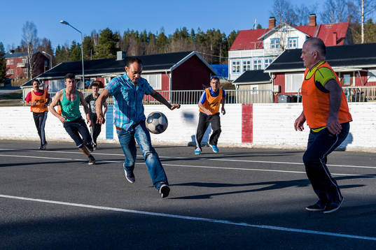 Spelare från Harads United tränar på asfalt på gammal
