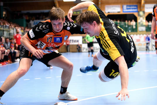 Kristianstads Jerry Tollbring trycker undan Sävehofs Johan