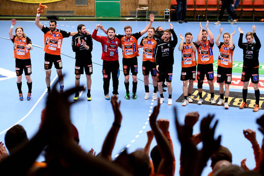 Kristianstads spelare jublar med publiken