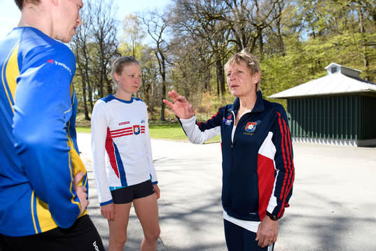 Midde Hamrin ger instruktioner till Erik Jonsson och Frida