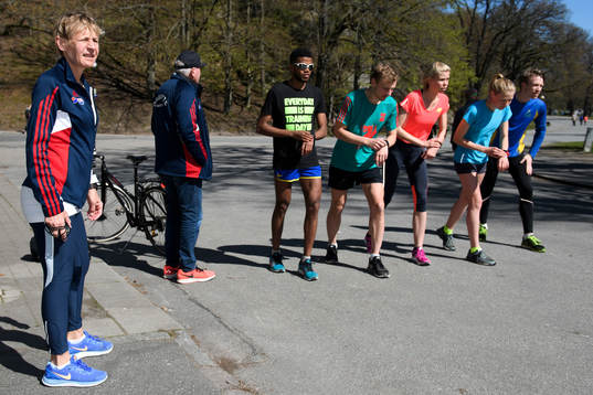 Midde Hamrin leder en löpargrupp