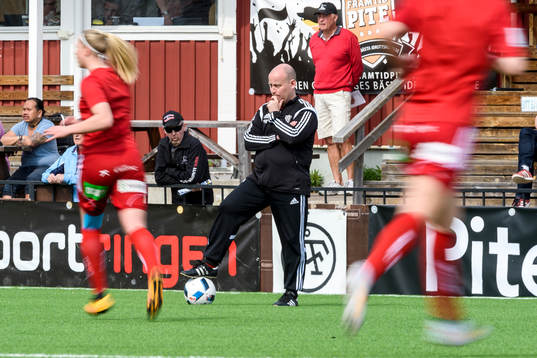 Piteås huvudtränare Stellan Carlsson på uppvärmningen