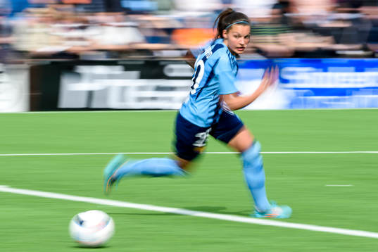 Djurgårdens Johanna Rytting Keneryd jagar i kapp bollen