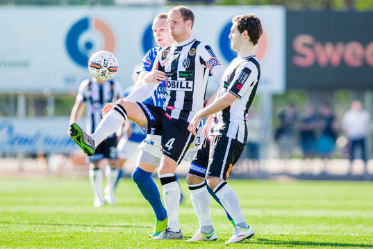 Norrbys Adam Ståhl i duell om bollen med Landskronas