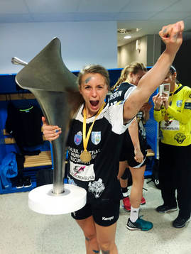 På denna privata bild jublar Isabelle Gulldén med