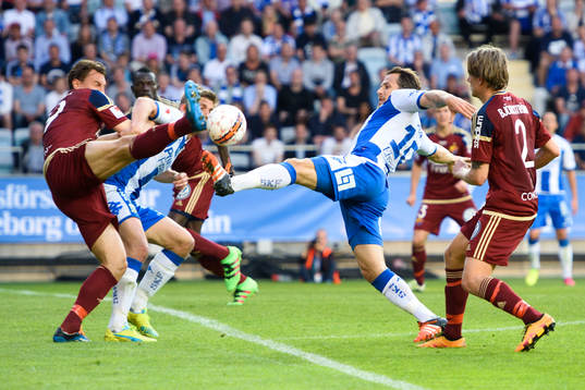 Djurgårdens Marcus Hansson försvarar mot IFK Göteborgs