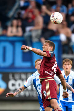 Djurgårdens Mathias Ranegie nickar bollen