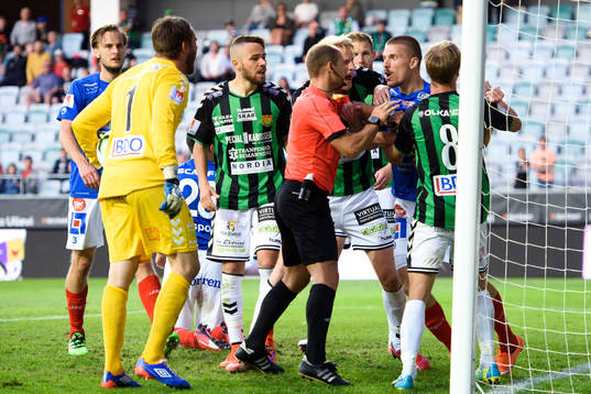 GAIS målvakt Tommi Vaiho och Åtvidabergs Shkodran Maholli