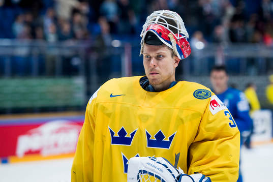 Sveriges målvakt Viktor Fasth lämlar isen