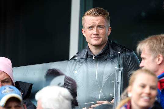 Sam Larsson, spelare i Heerenveen, på plats på läktaren