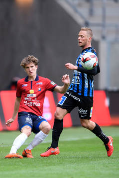 Örgrytes Jakob Lindström skjuter bollen förbi Sirius