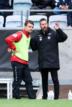Örgrytes Hannes Sahlin pratar med tränare Marcus Lantz