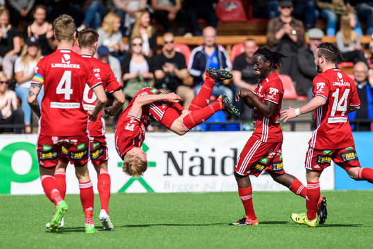 s Henrik Millbert (m) jublar