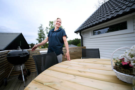 Sävehofs Elin Karlsson vid sin grill ute på balkongen