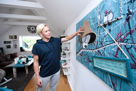 Sävehofs Elin Karlsson visar en tavla som hon själv har