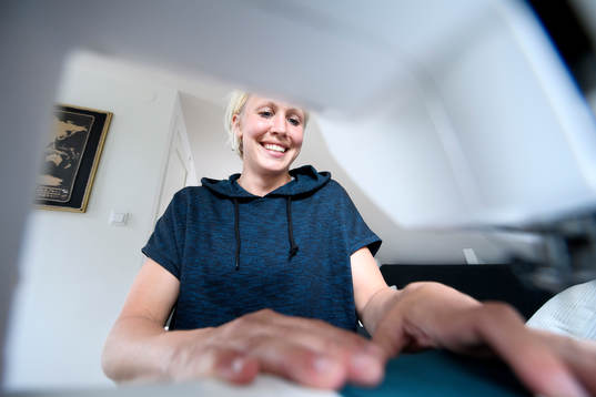 Sävehofs Elin Karlsson vid symaskinen