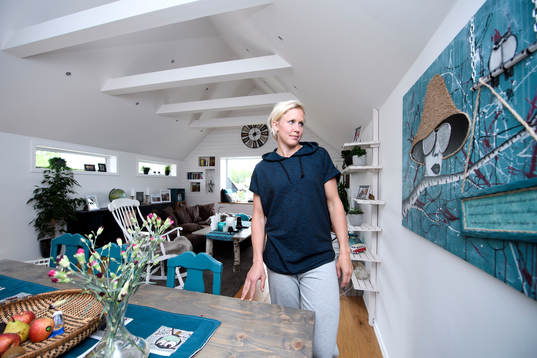 Sävehofs Elin Karlsson tittar på en egendesignad tavla