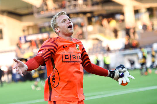 Häckens målvakt Peter Abrahamsson jublar med supportrarna