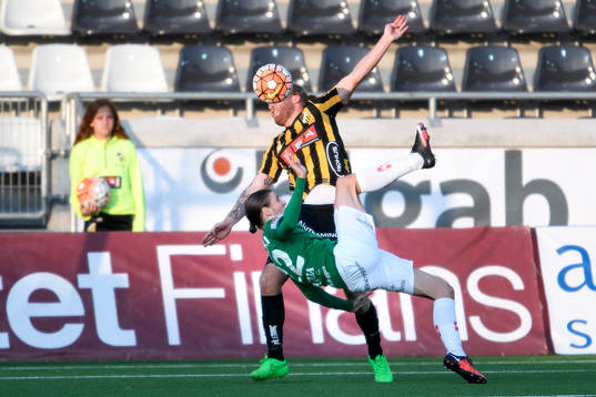 Närkamp mellan Häckens Emil Wahlström och Jönköpings
