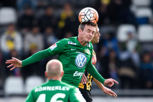 Jönköpings Daryl Smylie nickar bollen