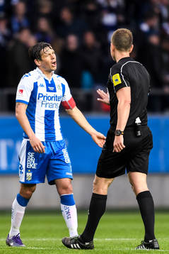 IFK Göteborgs Mads Albeck i samtal med domare Markus
