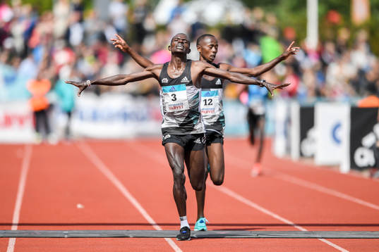 Leonard Langat, Kenya, passerar mållinjen