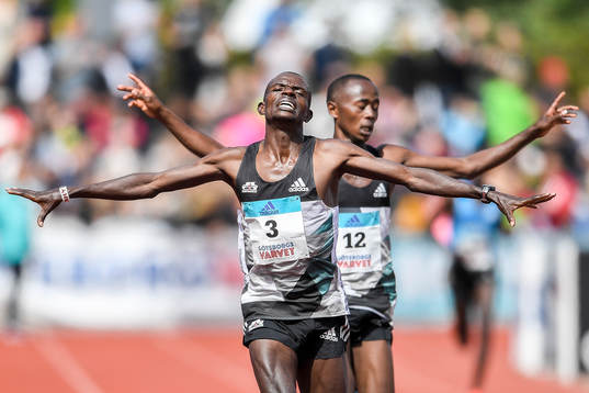 Leonard Langat, Kenya, passerar mållinjen