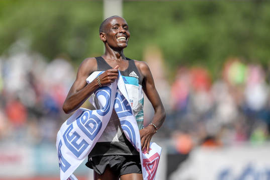 Richard Mengich , Kenya, jublar när han passerar mållinjen