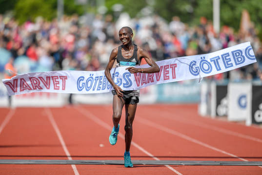 Geoffrey Yegon,  Kenya, jublar när han passerar mållinjen