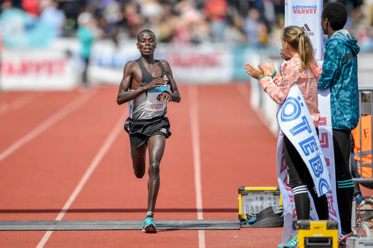 Geoffrey Yegon,  Kenya passerar mållinjen