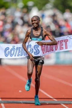 Geoffrey Yegon,  Kenya, jublar när han passerar mållinjen