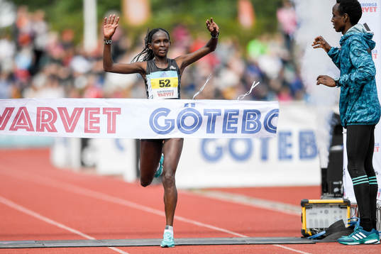 Viola Jepchumba ,  Kenya, jublar när hon passerar