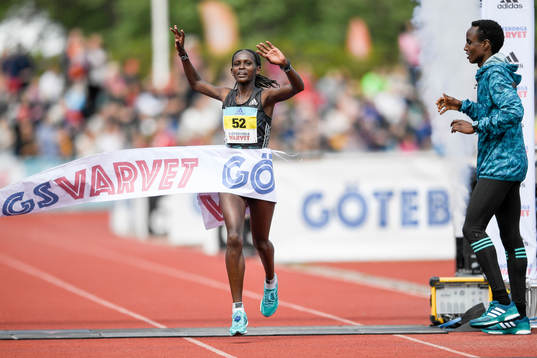 Viola Jepchumba ,  Kenya, jublar när hon passerar