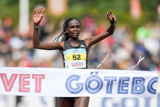 Viola Jepchumba ,  Kenya, jublar när hon passerar