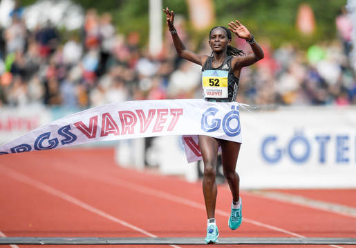 Viola Jepchumba ,  Kenya, jublar när hon passerar