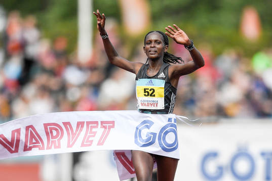 Viola Jepchumba ,  Kenya, jublar när hon passerar