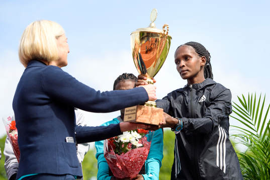 Viola Jepchumba, Kenya, tar emot vinnarpokalen