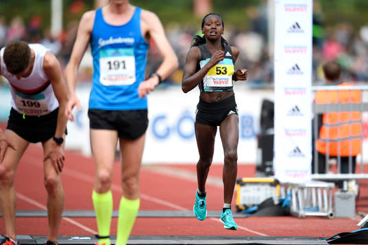 Angela Tanui springer i mål på en tredjeplats