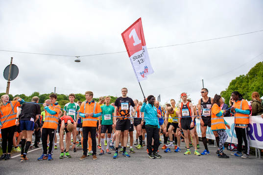 Löparna gör sig redo för start innan Göteborgsvarvet