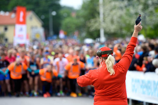 En kvinna med startpistol